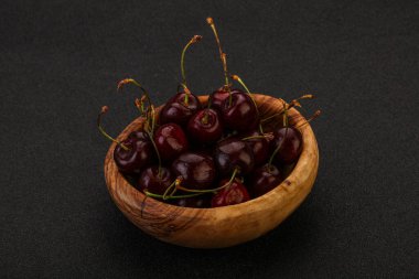 Sepette olgun kuş kirazı