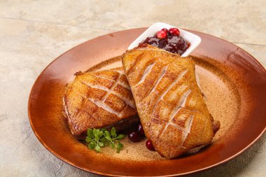 Kızarmış ördek göğsü ve çilek sosu. 