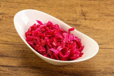 Kasede pancar kökü olan marine edilmiş kırmızı lahana.