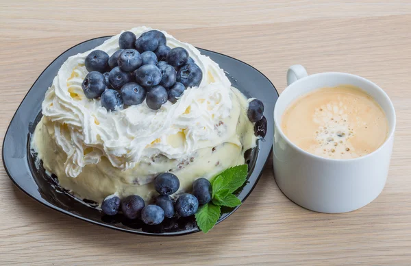 Kopi dengan kue blueberry — Stok Foto