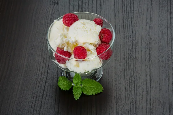 Helado con frambuesa —  Fotos de Stock