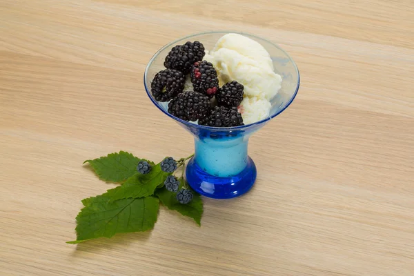 Helado con mora — Foto de Stock