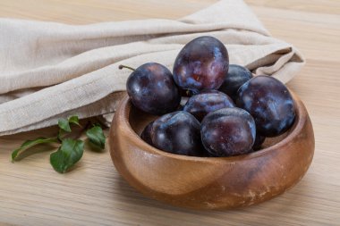 dojrzała śliwka świeży