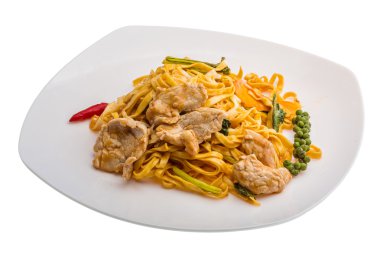 Kızarmış noodle pork ile