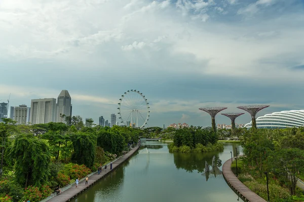 SINGAPUR - 12 DE MAYO: Jardines junto a la Bahía el 12 de marzo de 2014 en Singap — Foto de Stock