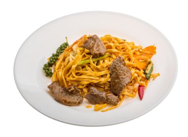 Kızarmış erişte ve biftek.