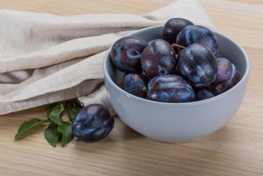 dojrzała śliwka świeży