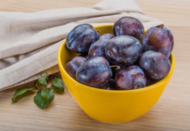 dojrzała śliwka świeży