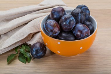 dojrzała śliwka świeży
