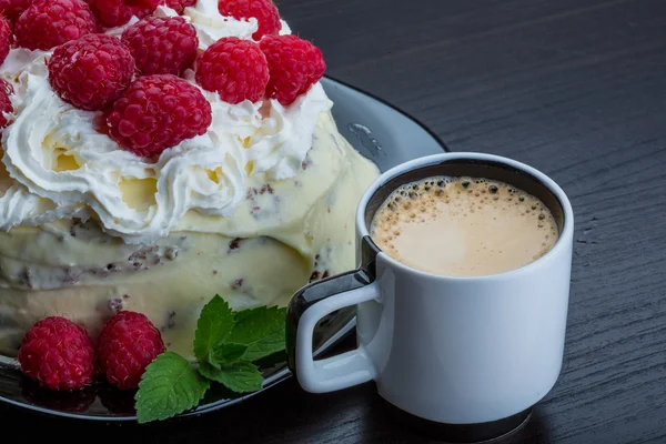 Kaffe med hallon tårta — Stockfoto