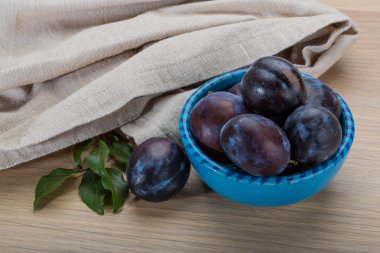 dojrzała śliwka świeży