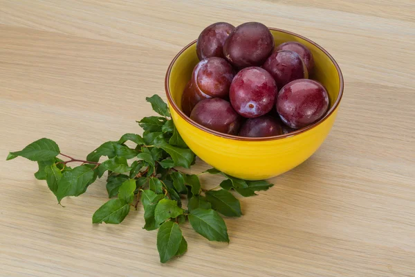 Plums in the bowl — Stock Photo, Image