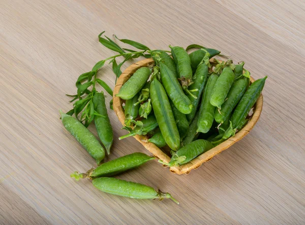 Grüne frische Erbsen — Stockfoto