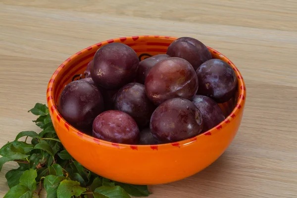 Ciruelas en el tazón — Foto de Stock