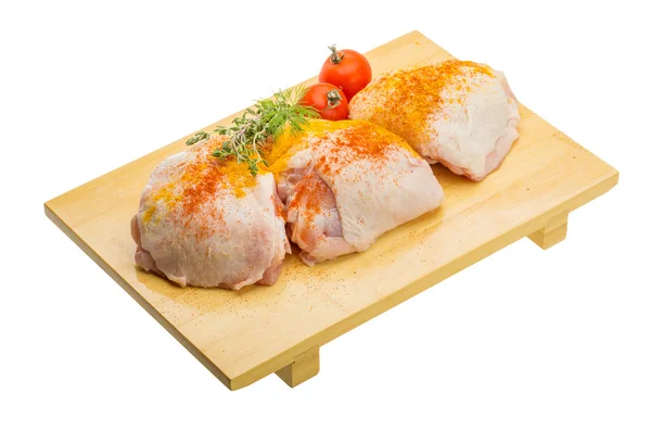 Coscia di pollo crudo — Foto Stock