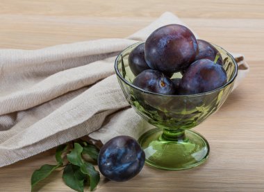 dojrzała śliwka świeży