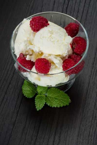 Zmrzlina s malinovou — Stock fotografie
