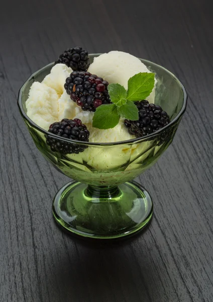 Helado con mora —  Fotos de Stock