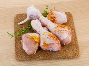 Çiğ tavuk bacağı.