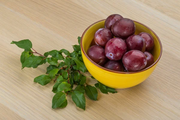 Plums in the bowl — Stock Photo, Image