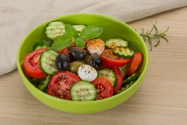 Salat mit Mozzarella und Tomaten — Stockfoto