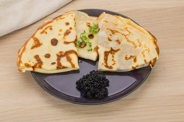 Pannenkoeken met zwarte kaviaar — Stockfoto