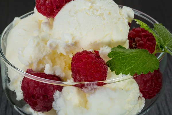 Helado con frambuesa —  Fotos de Stock