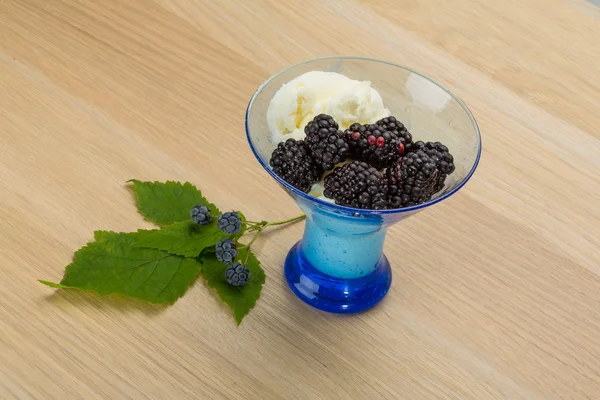 Helado con mora — Foto de Stock