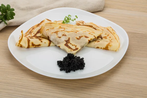 Pannenkoeken met zwarte kaviaar — Stockfoto