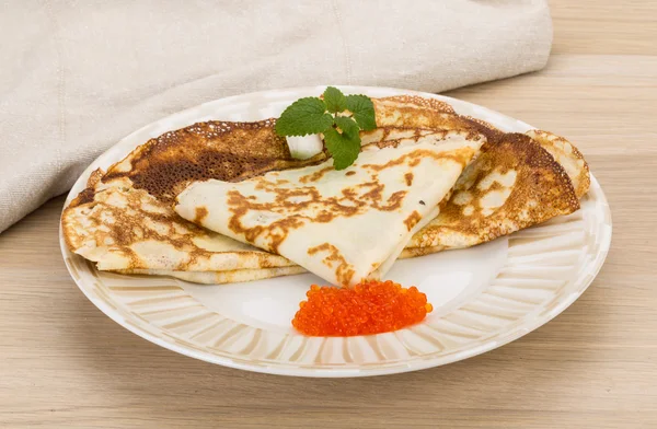 Pannkakor med röd kaviar — Stockfoto