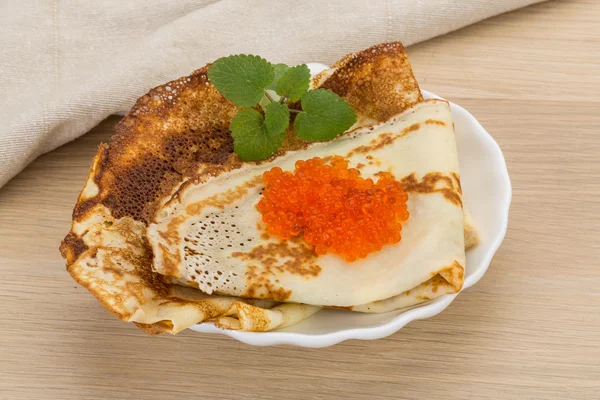 Pannkakor med röd kaviar — Stockfoto