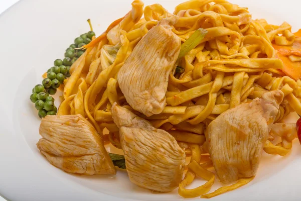 Tagliatelle fritte con pollo — Foto Stock