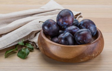 dojrzała śliwka świeży