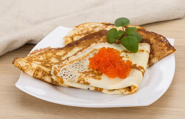 Pannenkoeken met rode kaviaar — Stockfoto