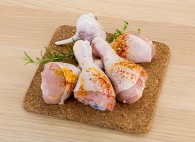 Çiğ tavuk bacağı.