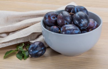 dojrzała śliwka świeży