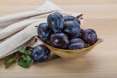 dojrzała śliwka świeży