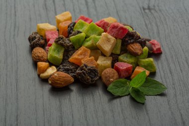kurutulmuş meyve karışımı