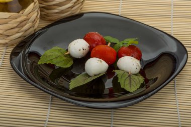 Caprese salatası
