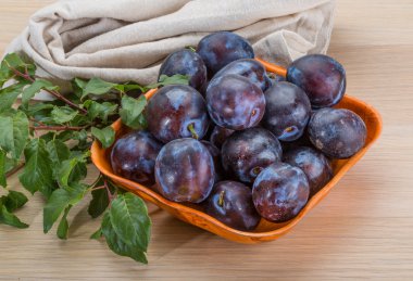 dojrzała śliwka świeży