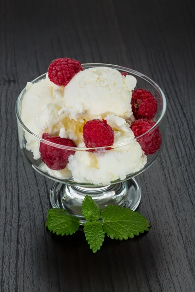 Ice cream with raspberry — Stock Photo, Image