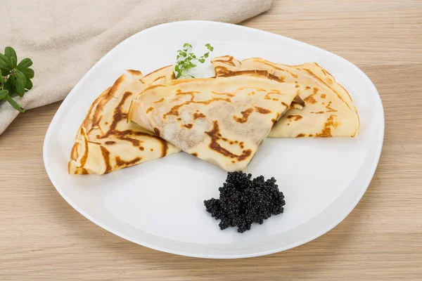 Pannkakor med svart kaviar — Stockfoto