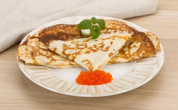 Pannkakor med röd kaviar — Stockfoto