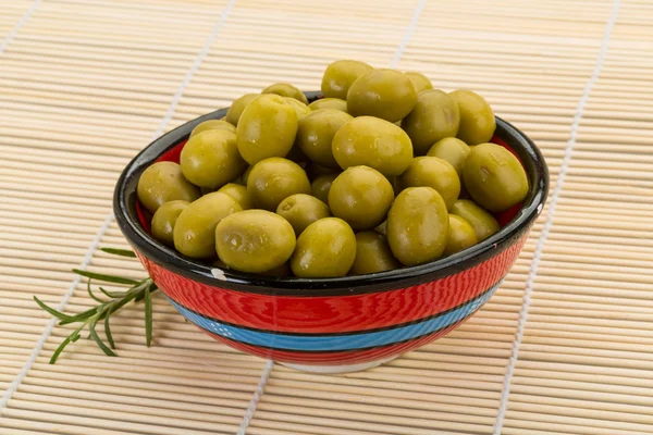 Зеленые оливки — стоковое фото
