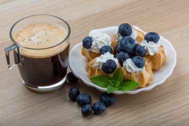 Blueberry ile profiterol