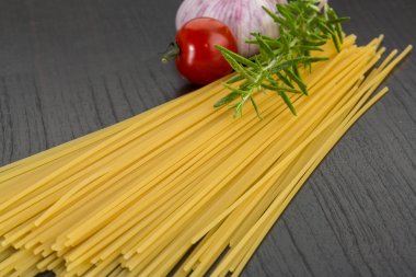 pişmemiş spagetti