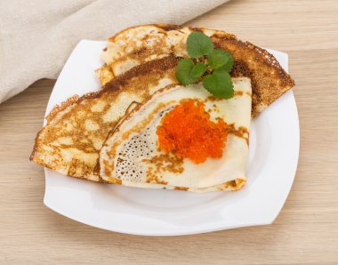 Kırmızı havyarlı gözleme.