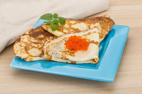 Pannkakor med röd kaviar — Stockfoto