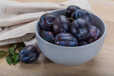 dojrzała śliwka świeży