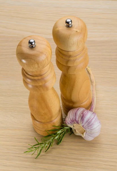 Pepper mill with garlic — Stock Photo, Image